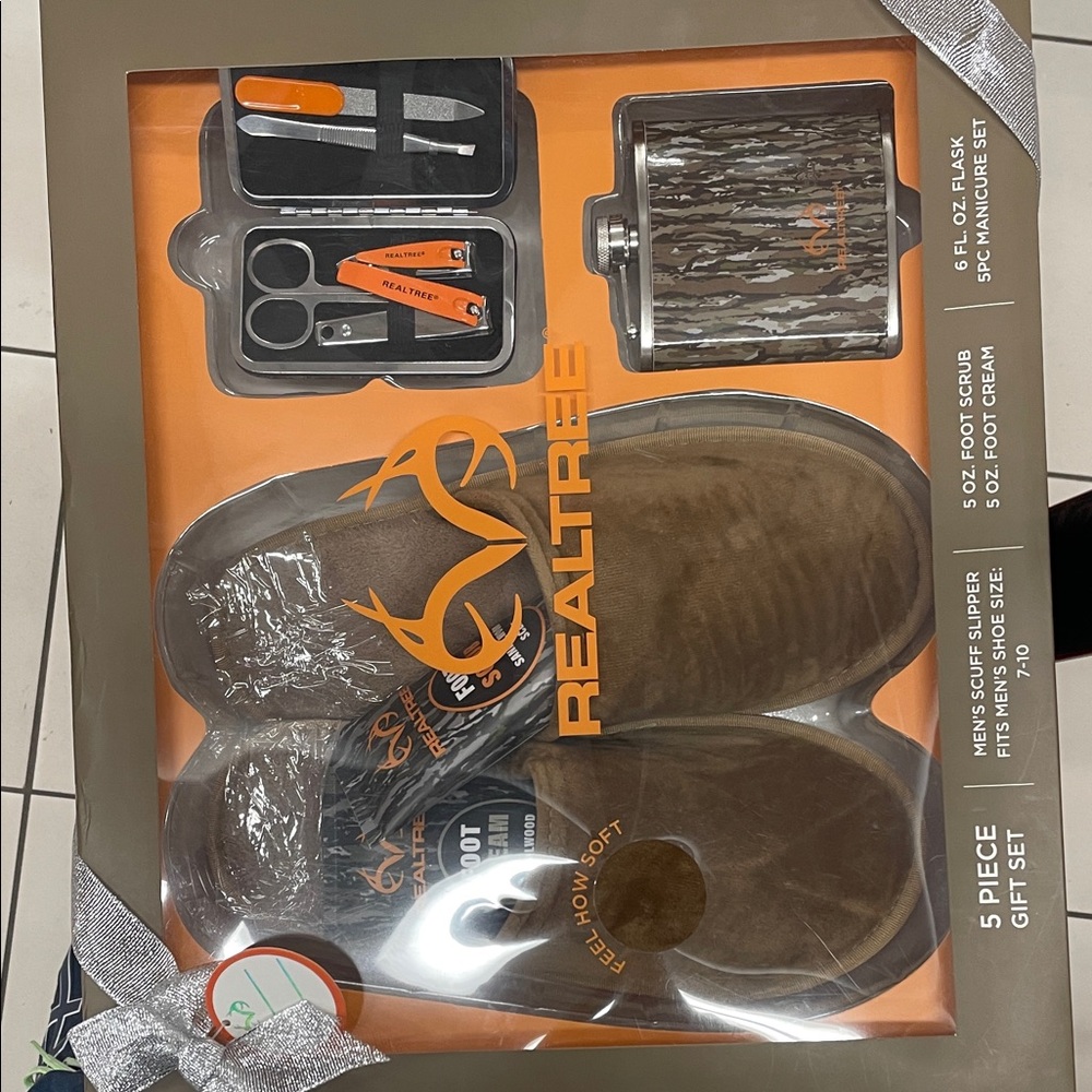 Realtree Slipper and Grooming Set